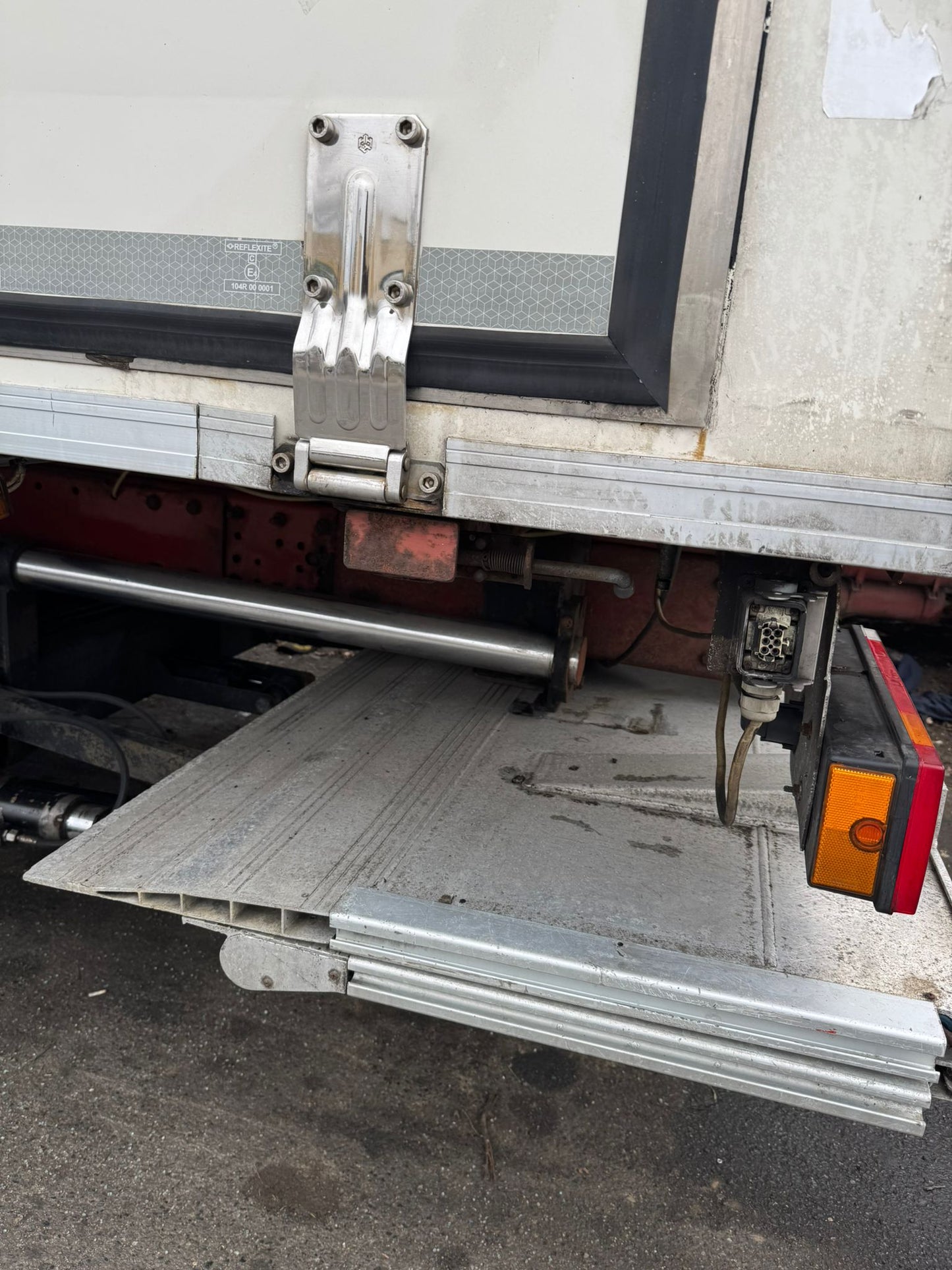Camion con CELLA FRIGO , SPONDA , APERTURA LATERALE / TENDA IDRAULICA