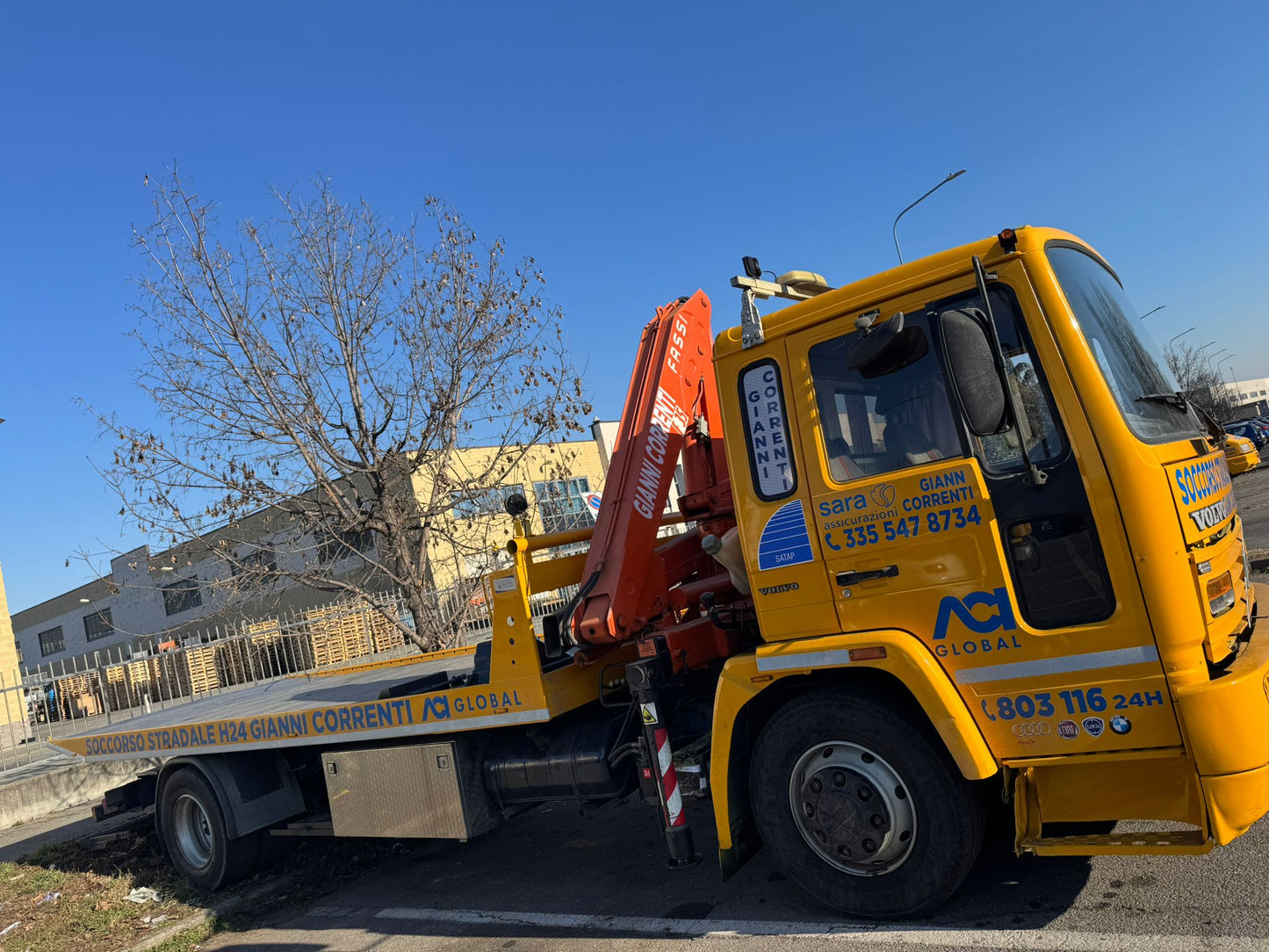 VOLVO con FORCHE e GRU per RECUPERO VEICOLI