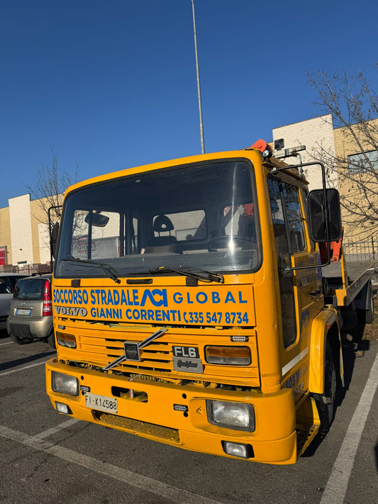 VOLVO con FORCHE e GRU per RECUPERO VEICOLI