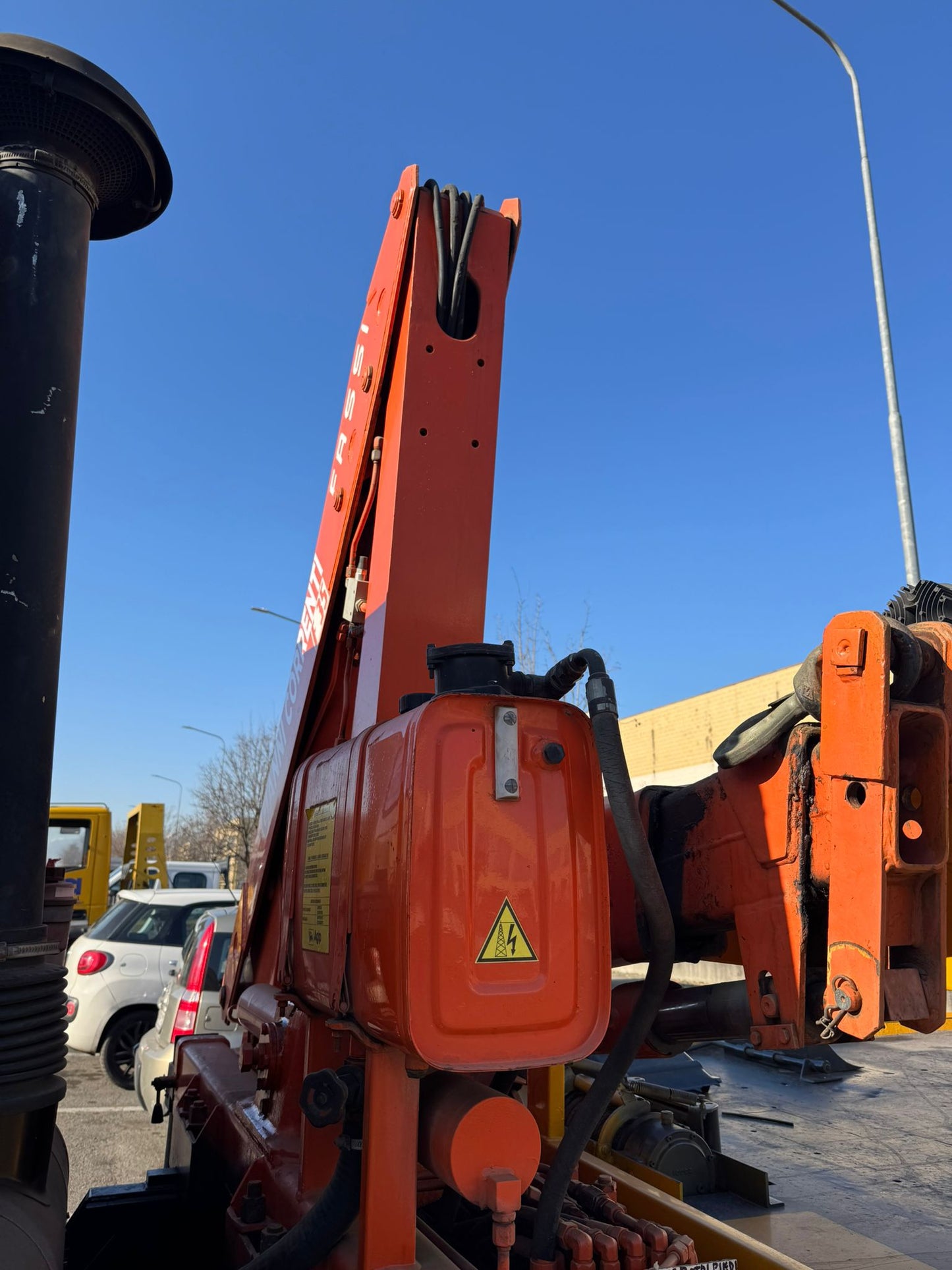 VOLVO con FORCHE e GRU per RECUPERO VEICOLI