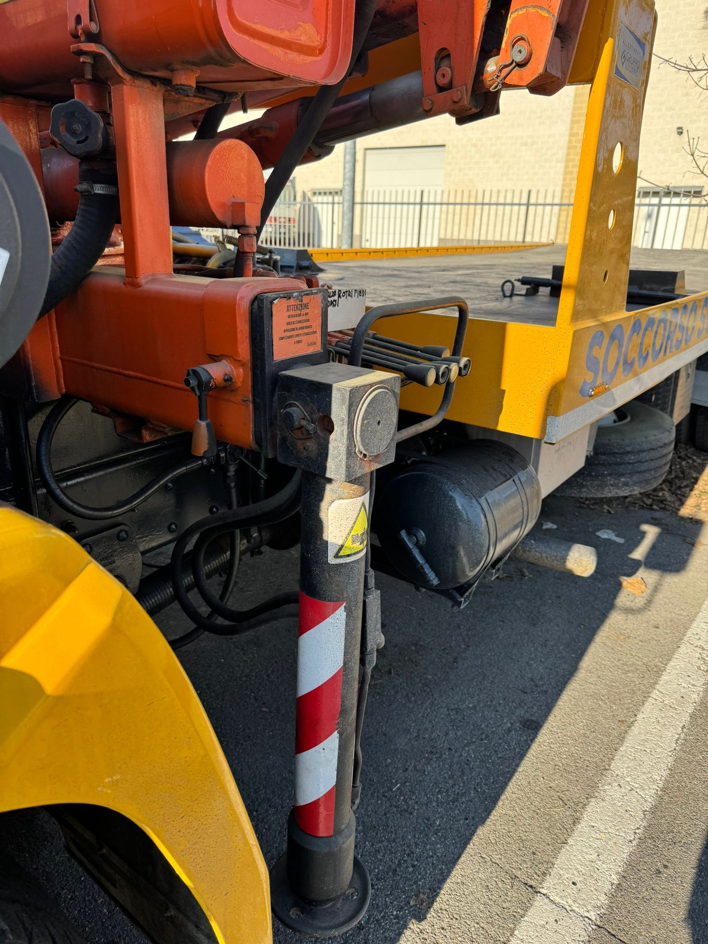 VOLVO con FORCHE e GRU per RECUPERO VEICOLI