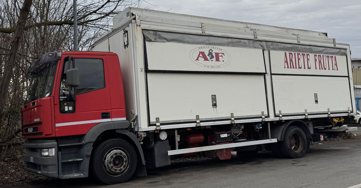 Camion con CELLA FRIGO , SPONDA , APERTURA LATERALE / TENDA IDRAULICA
